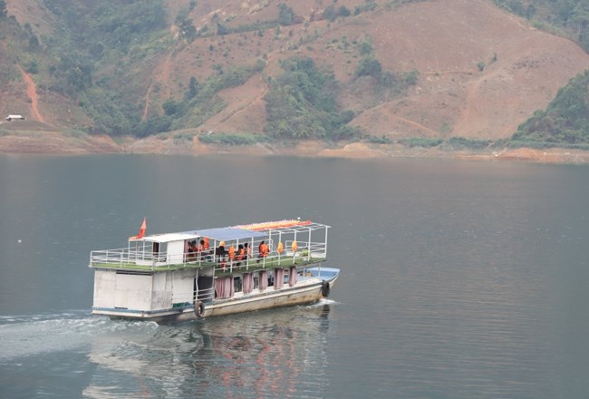 Biển hồ Quỳnh Nhai hút khách du lịch tới Tây Bắc (2/5/2023)
